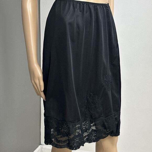 Vintage Charmode Half Slip Medium Black Nylon Wide Lace Appliques Pillow Tab USA - Picture 3 of 7